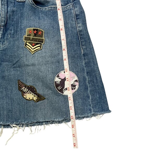 GUESS Military Patch Detail Women’s Size 27 Denim Mini Skirt Blue Raw Hem Y2K - Picture 8 of 11